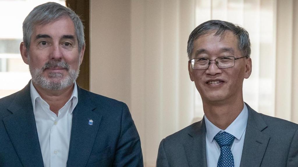 Fernando Clavijo, presidente del Gobierno de Canarias, con el embajador de China en España, Yao Jing.