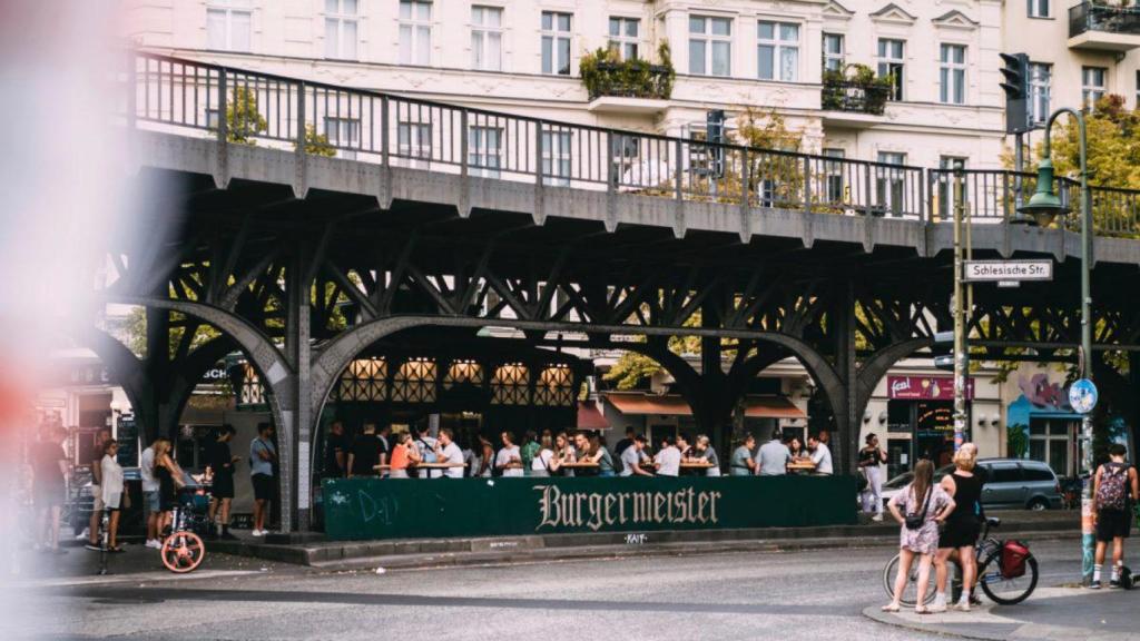 Local de Burgermeister en los bajos de la estación de metro Schlesisches Tor de Berlín.