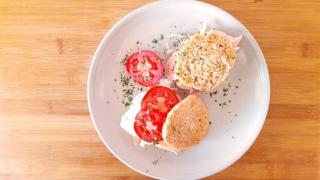 Ni con harina ni en el horno: la receta de pan proteico que preparo en 3 minutos con solo 2 ingredientes