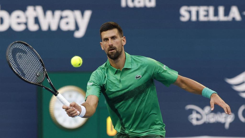 Novak Djokovic conecta una volea contra Sebastian Korda en los cuartos de final del Masters 1.000 de Miami 2025