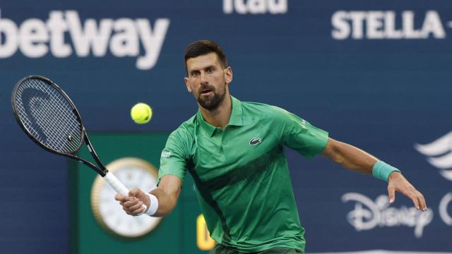 Novak Djokovic conecta una volea contra Sebastian Korda en los cuartos de final del Masters 1.000 de Miami 2025