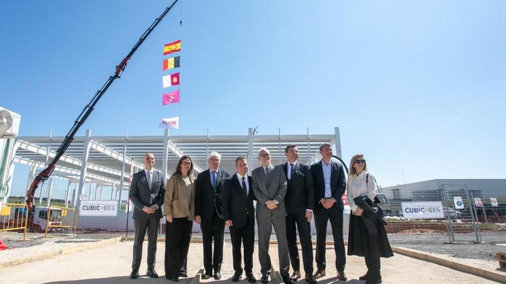 Puesta de bandera en la futura nave logística Delta 21 en Illescas.