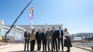 Puesta de bandera en la futura nave logística Delta 21 en Illescas.