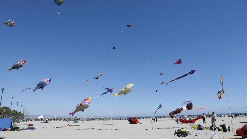 Vuelo de cometas en la playa de la Malvarrosa. EFE