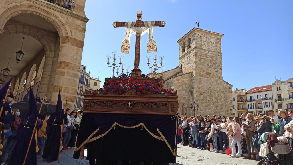 Desfile procesional de la cofradía de la Santa Vera Cruz