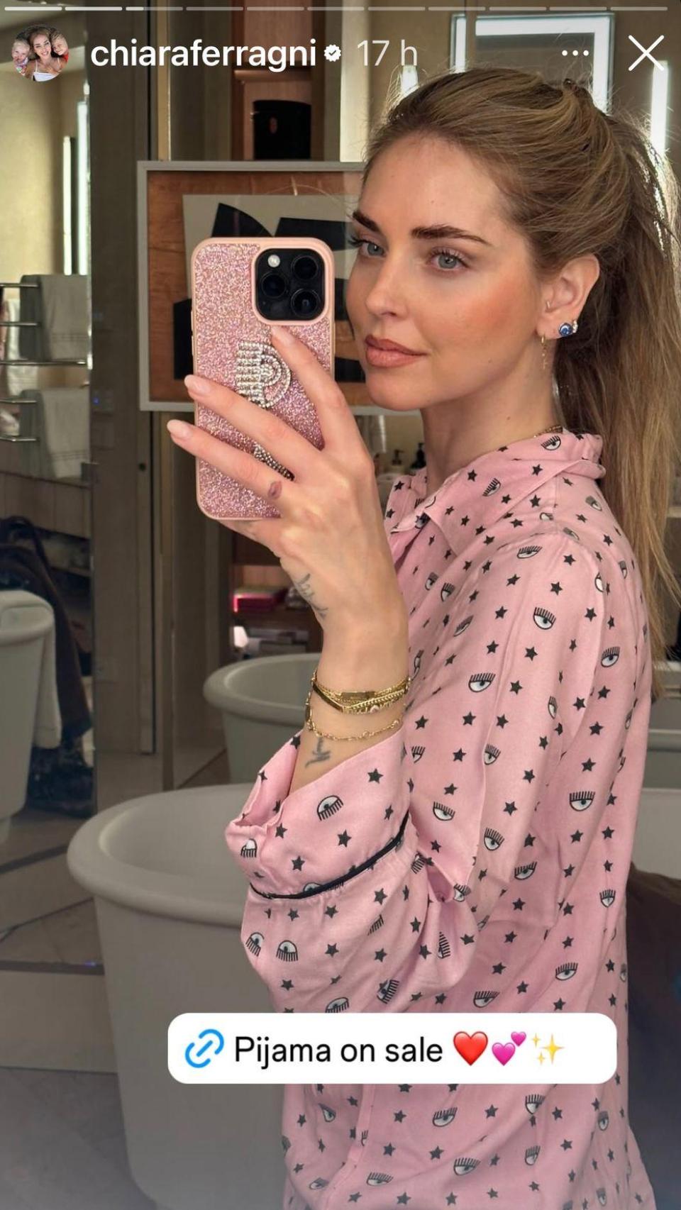 Chiara Ferragni, en sus redes sociales, con un pijama de su propia marca de ropa.
