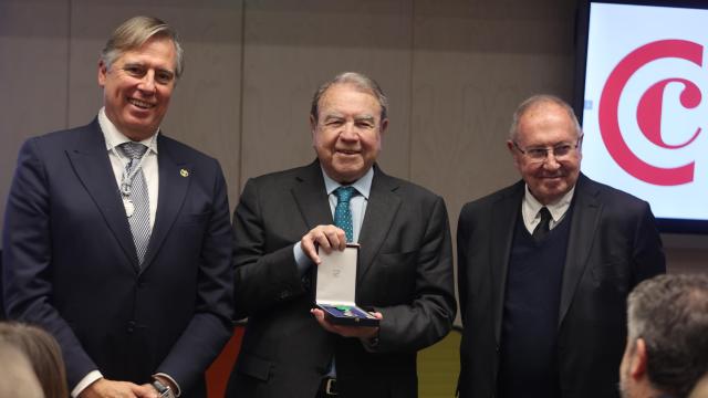 Jerónimo Pérez Casero recibiendo la Medalla junto a José Carlos Escribano y José Luis Bonet.