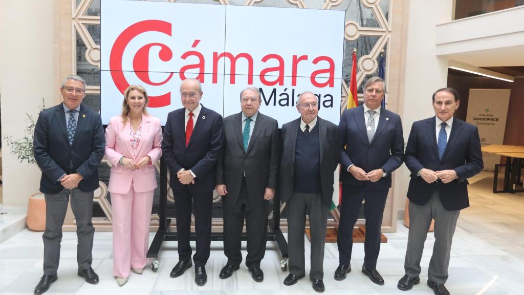 Jerónimo Pérez Casero junto a Francisco Salado, Carolina España, Francisco de la Torre, José Luis Bonet, José Carlos Escribano y Javier González de Lara.