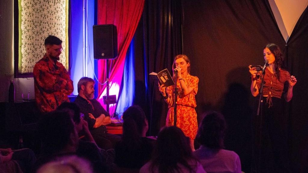 Lectura de poemas en una edición anterior de NUDO