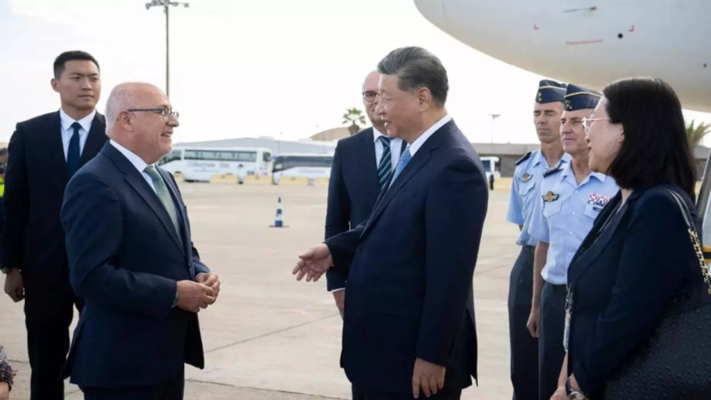 El presidente del Cabildo de Gran Canaria, Antonio Morales, durante una breve recepción a su llegada al Aeropuerto del presidente de China, Xi Jinping.