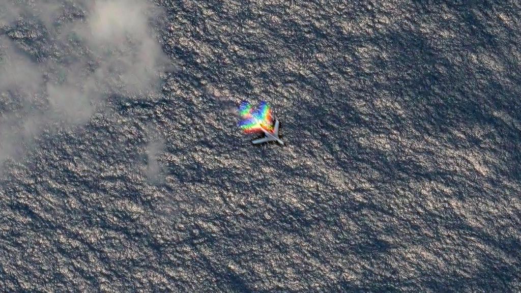 Un bombardero chino H-6 vuela al este del disputado banco de arena Scarborough en el Mar de China Meridional.