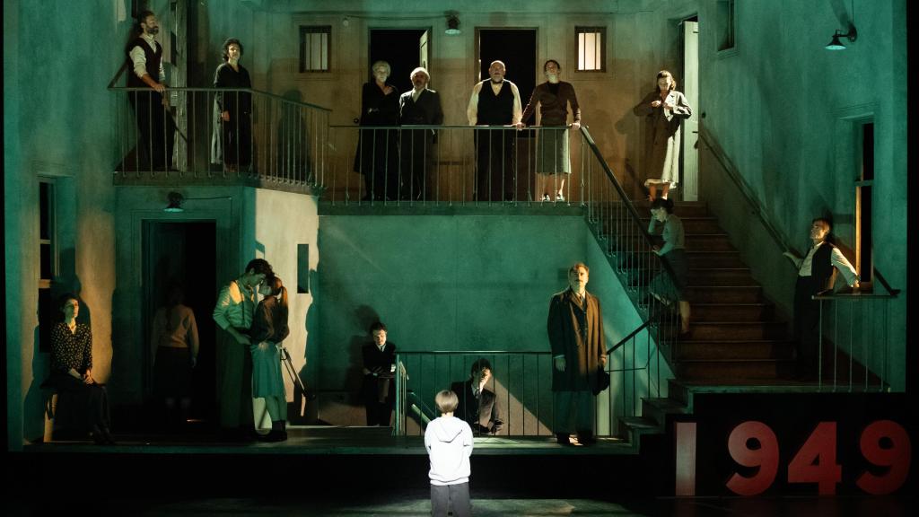 Una escena del montaje de Helena Pimienta de 'Historia de una escalera'. Foto: Javier Naval