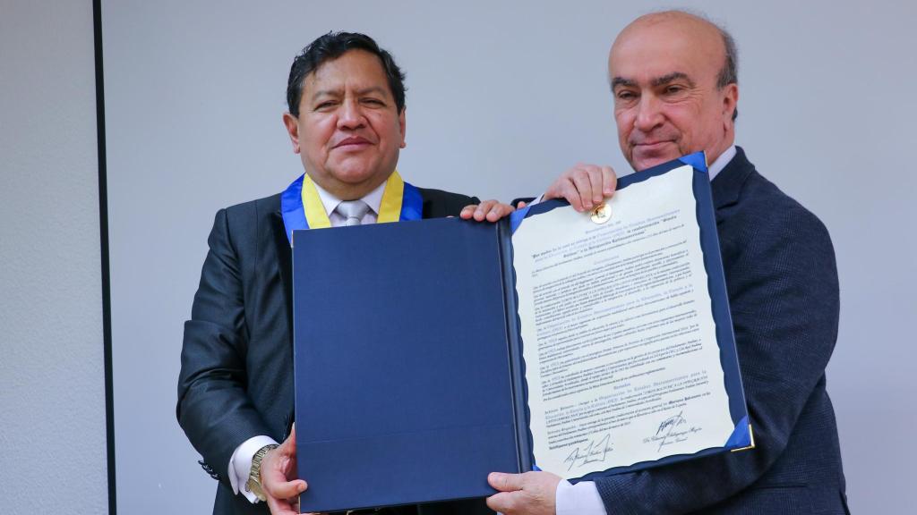 Eduardo Chilquinga, secretario general del Parlamento Andino, y Mariano Jabonero, secretario general de la OIE.