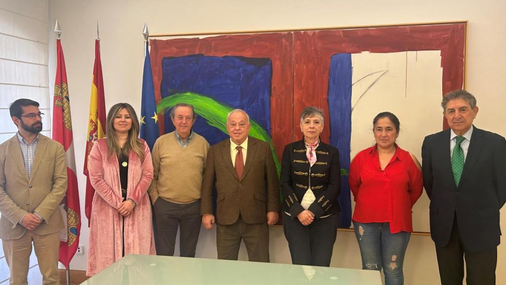 Imagen del jurado con el consejero de Cultura, Turismo y Deportes, Gonzalo Santonja en el centro de la fotografía