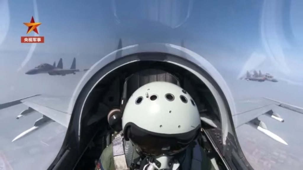 Pilotos chinos en dron chino WZ-7 de reconocimiento.