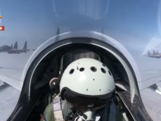 Pilotos chinos en dron chino WZ-7 de reconocimiento.