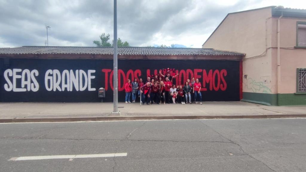 Parte de los integrantes de Desde 1927 frente al mural junto al estadio municipal de Anduva