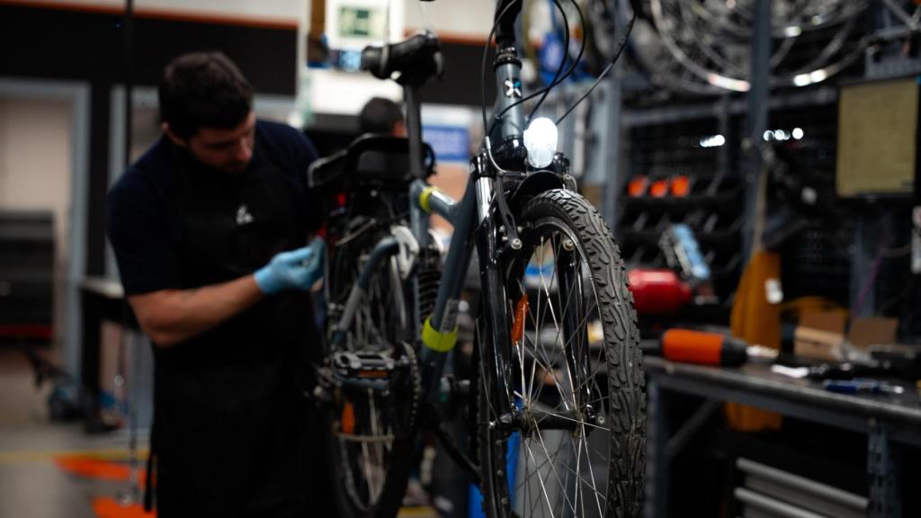 El Taller de Circularidad de Barcelona de Decathlon trabaja con un 80% de bicicletas electrónicas.