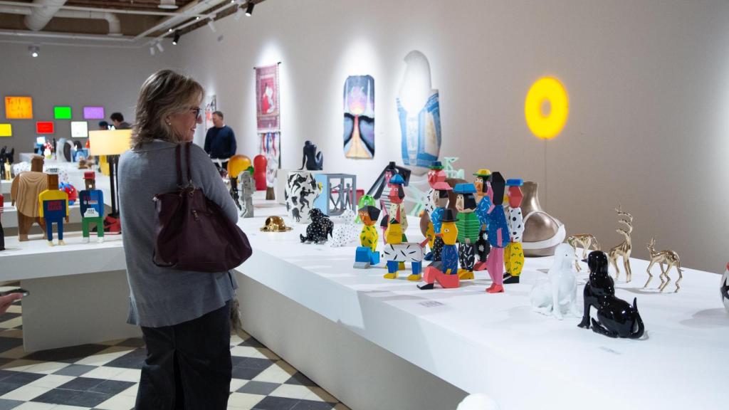 Una señora observa parte de la exposición.