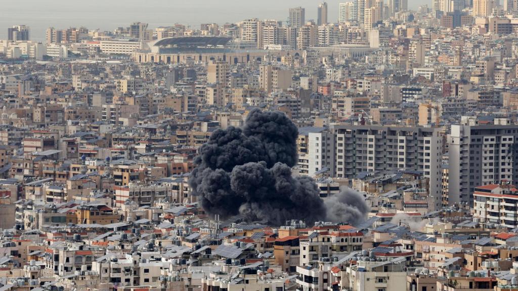 El humo se extiende sobre los suburbios del sur de Beirut.