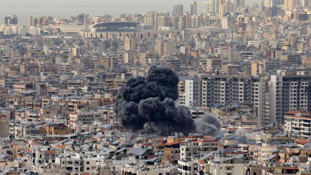 El humo se extiende sobre los suburbios del sur de Beirut.