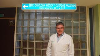 Julio Lambea, oncólogo, frente a la planta de oncología del Hospital Clínico Lozano Blesa