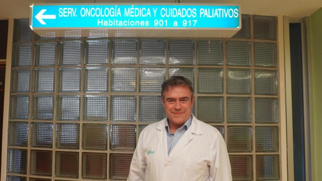 Julio Lambea, oncólogo, frente a la planta de oncología del Hospital Clínico Lozano Blesa