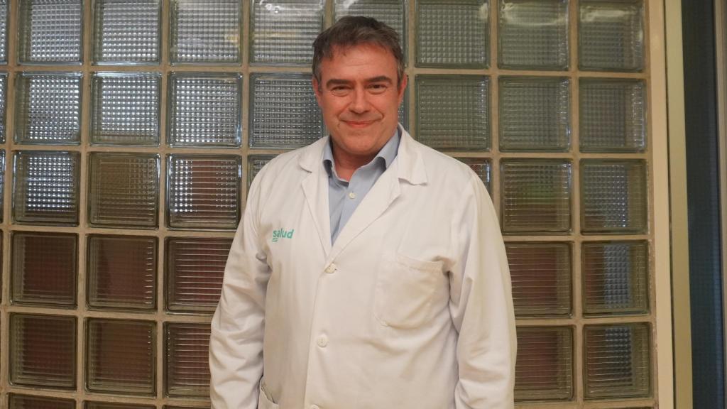 Julio Lambea, oncólogo, frente a la planta de oncología del Hospital Clínico Lozano Blesa