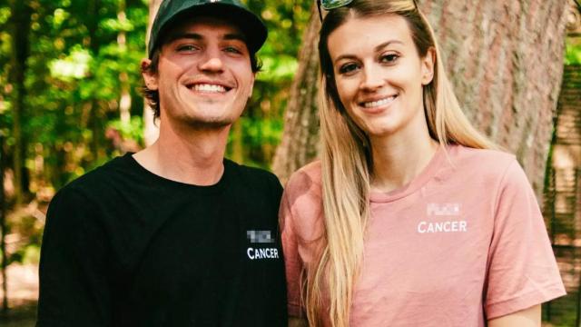 Shannin Desroches (derecha) y su esposo Cody (izquierda)