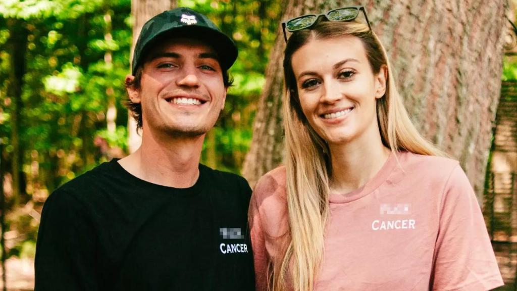 Shannin Desroches (derecha) y su esposo Cody (izquierda)