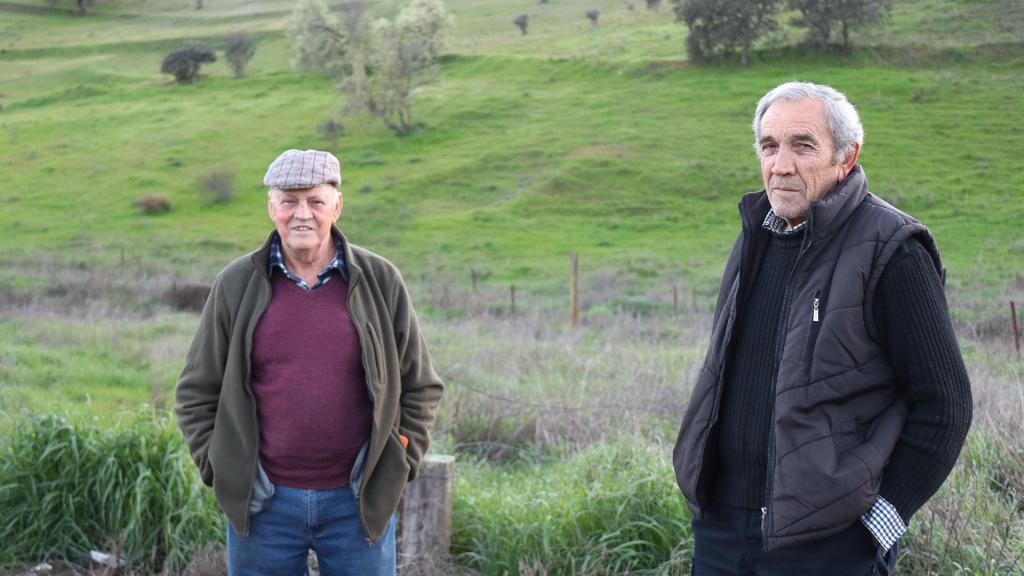 Manuel (d) y Domingo (i), vecinos de Fontanosas, pedanía cercana a la mina de wolframio de Abenójar.