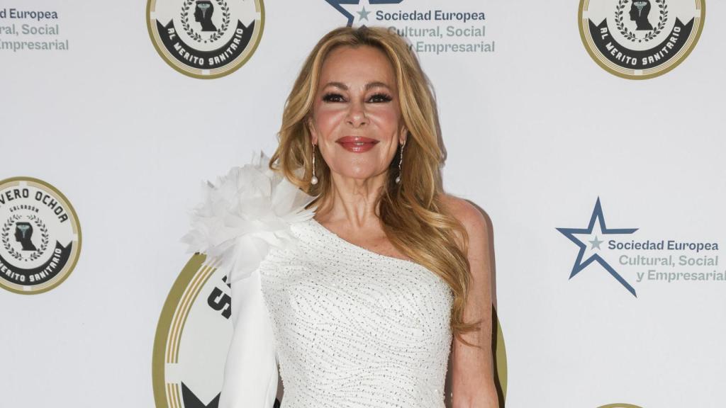 Ana Obregón recibe el galardón Severo Ochoa al Mérito Sanitario por la Fundación Aless Lequio.