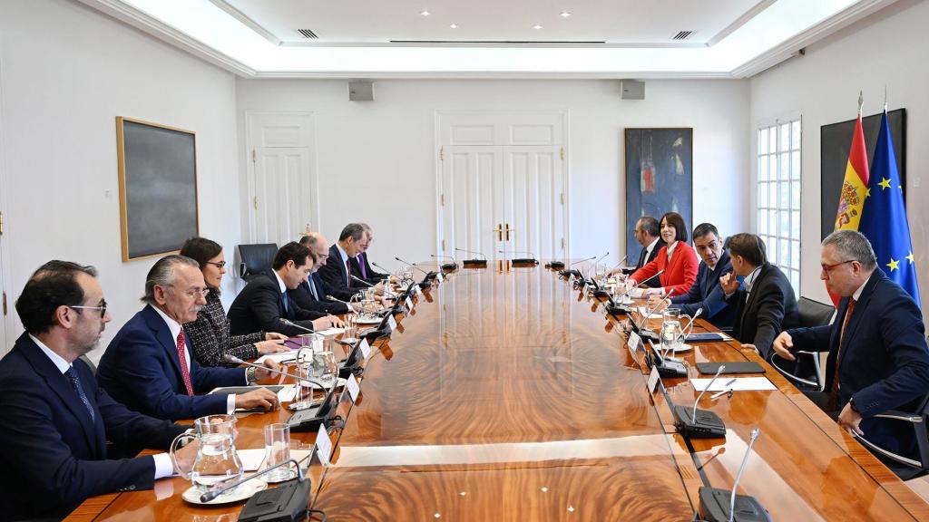 Foto de familia de la reunión de Pedro Sánchez con miembros de empresas del sector aeroespacial y las telecomunicaciones y del sector de la seguridad y la defensa