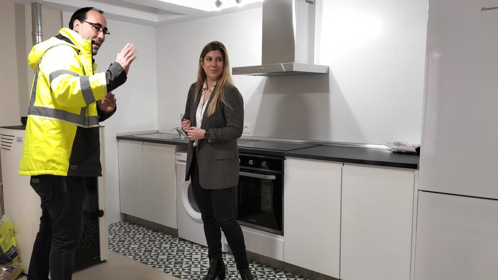 Visita a una de las viviendas en Piñel de Abajo