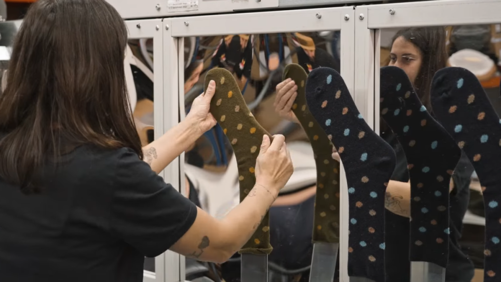 Una trabajadora haciendo calcetines en la fábrica Calcetines Mingo de Pradoluengo