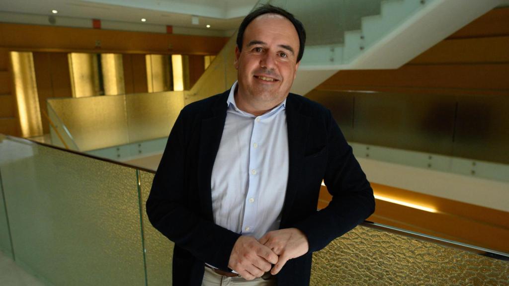 Juanfran Pérez Llorca, en los pasillos del edificio de grupos de Les Corts. Kike Taberner