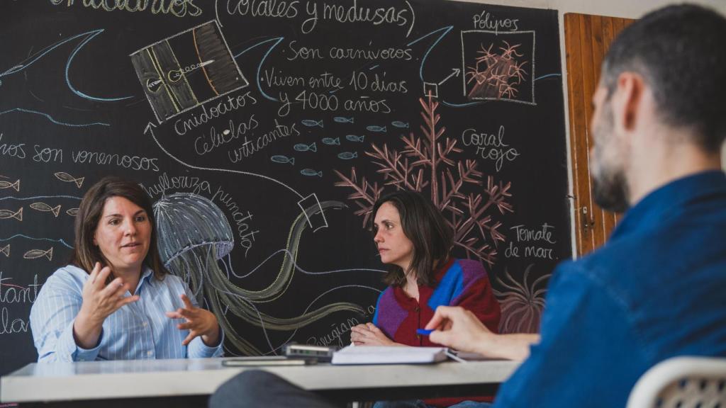 María Gijón (izq) y Clara (dcha), madre de un alumno del colegio.