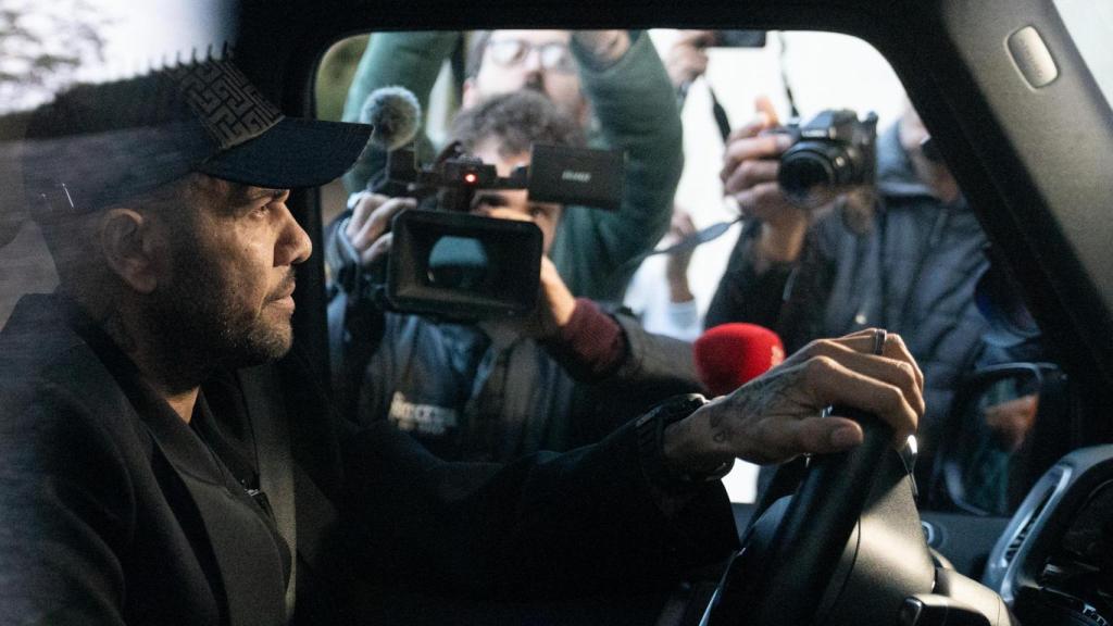 El exfutbolista Dani Alves llega a su domicilio tras ser absuelto de agresión sexual por la Sección de Apelaciones del TSJC.