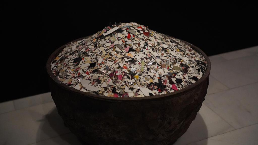 El recipiente donde se depositan los trozos que araña de sus obras Lita Cabellut. Raquel Granell