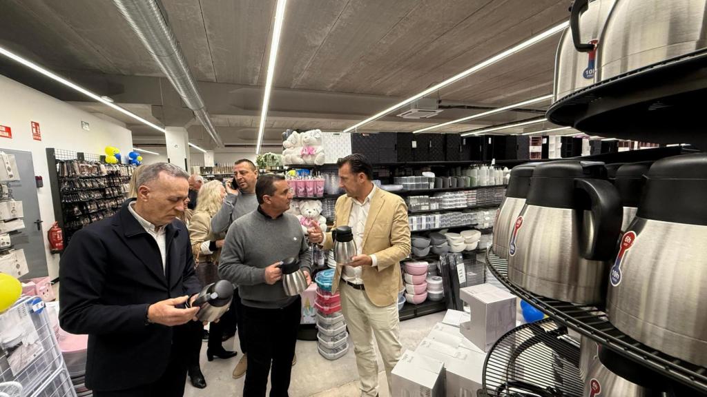 El alcalde Bernabé Cano y su equipo junto a los responsables de las tiendas en la apertura de este viernes en La Nucia.