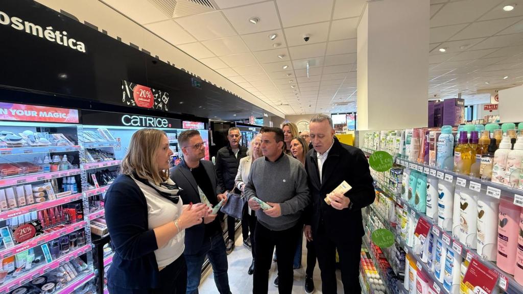 El alcalde Bernabé Cano anuncia en su visita este viernes a las tiendas la apertura de las nuevas en dos semanas.