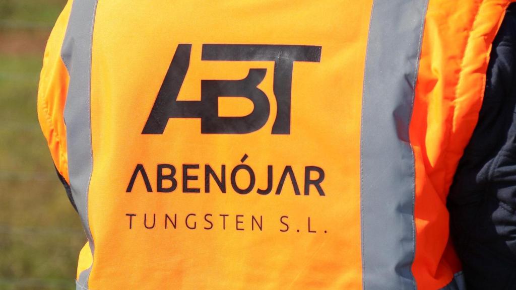 Detalle de las siglas de ABT, Abenójar Tungsten S.L., en el chaleco de la geóloga Belén Torres.