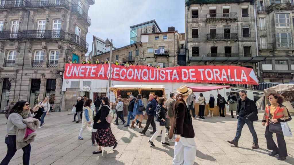 Pancarta desplegada en la Puerta del Sol.