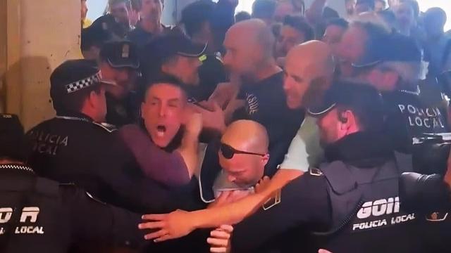 El intento de asalto de los bomberos al salón de plenos del Ayuntamiento de Alicante este jueves.