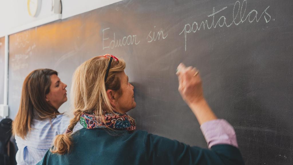 Madres, activistas y profesoras del Colegio Madrid apuestan por una educación analógica.