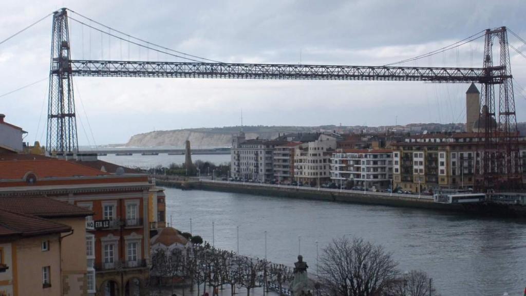 Puente de Vizcaya o puente Colgante desde Portugalete con Las Arenas al fondo