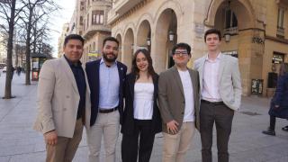 Rousbelt Barrazueta, Saúl Briceño, Lucía Aznar, Miguel Gómez y Óscar Arantegui ganadores de Hackathon en The Wave 2025
