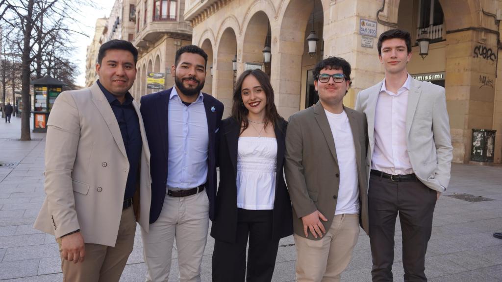 Rousbelt Barrazueta, Saúl Briceño, Lucía Aznar, Miguel Gómez y Óscar Arantegui ganadores de Hackathon en The Wave 2025