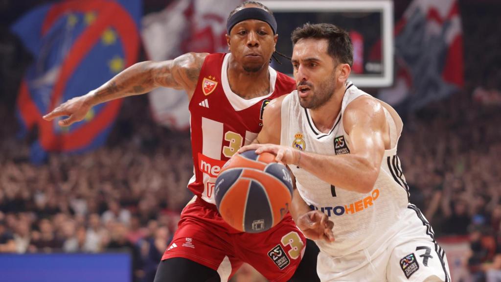 Campazzo conduce el balón ante la presión de Isaiah Canaan en el partido.