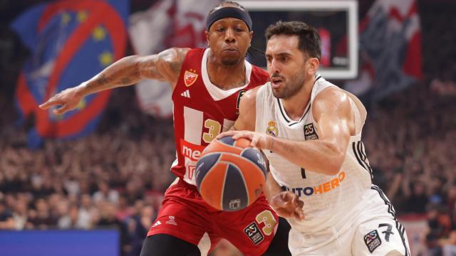 Campazzo conduce el balón ante la presión de Isaiah Canaan en el partido.